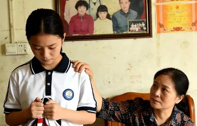 何小满提前出狱七年未归，养父接人时获留信与身世材料 - 情报图