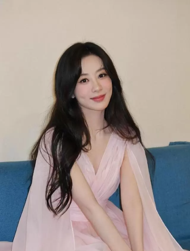 辛芷蕾威尼斯封后杨紫三剧霸榜赵丽颖入围戛纳周冬雨洛迦诺提名 - 资讯配图