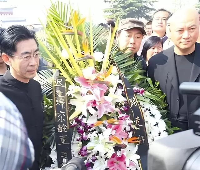 闫怀礼2008年病中与迟重瑞等《西游记》主创病房合影 - 资讯配图