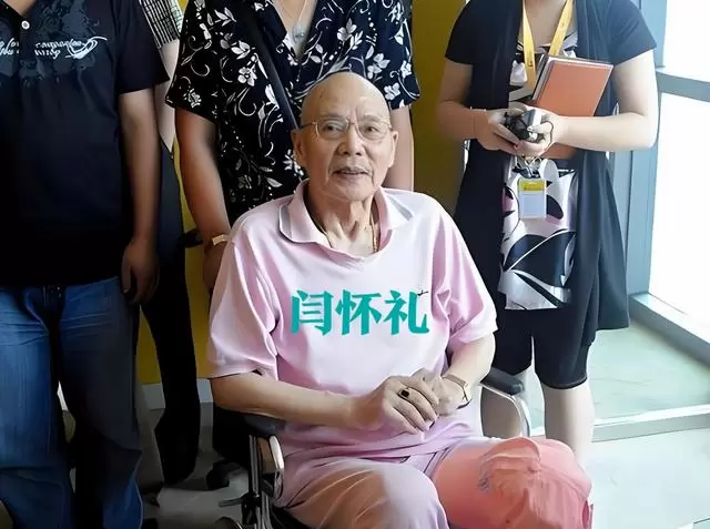 闫怀礼2008年病中与迟重瑞等《西游记》主创病房合影 - 情报图