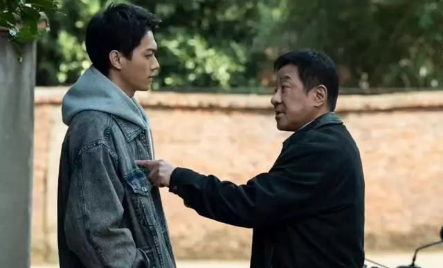 《方圆八百米》高松格自杀引爆父子对立主线 - 资讯配图