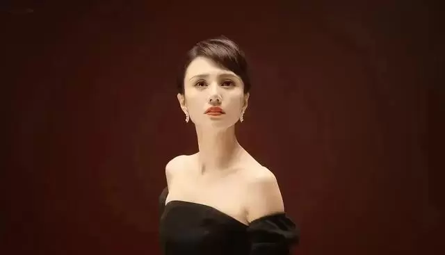 袁泉《蜂蜜的针》十年后上映，毁容式表演引爆全网 - 资讯配图