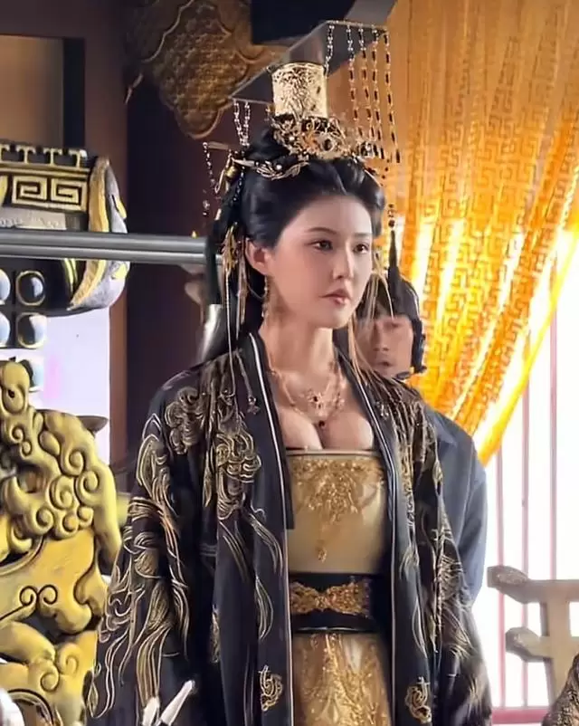 程儿出演短剧《穿书大反派2》饰黑化女帝萧令月 - 情报图 程儿出演短剧《穿书大反派2》饰黑化女帝萧令月 - 情报图