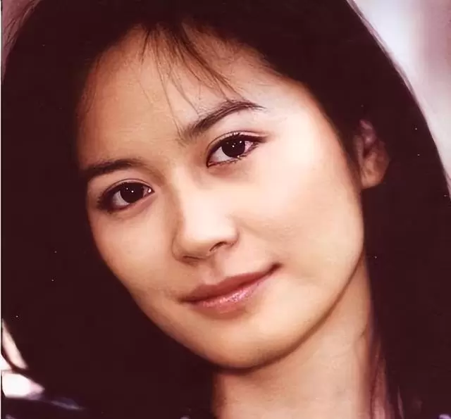 俞飞鸿54岁未婚未育，与窦文涛知己相伴近20年 - 情报图