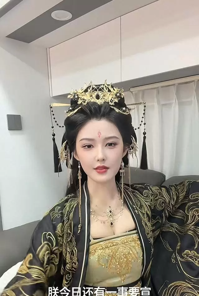 程儿出演短剧《穿书大反派2》饰黑化女帝萧令月 - 细节速览 程儿出演短剧《穿书大反派2》饰黑化女帝萧令月 - 细节速览