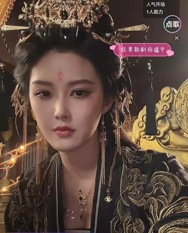 程儿出演短剧《穿书大反派2》饰黑化女帝萧令月 - 资讯配图 程儿出演短剧《穿书大反派2》饰黑化女帝萧令月 - 资讯配图